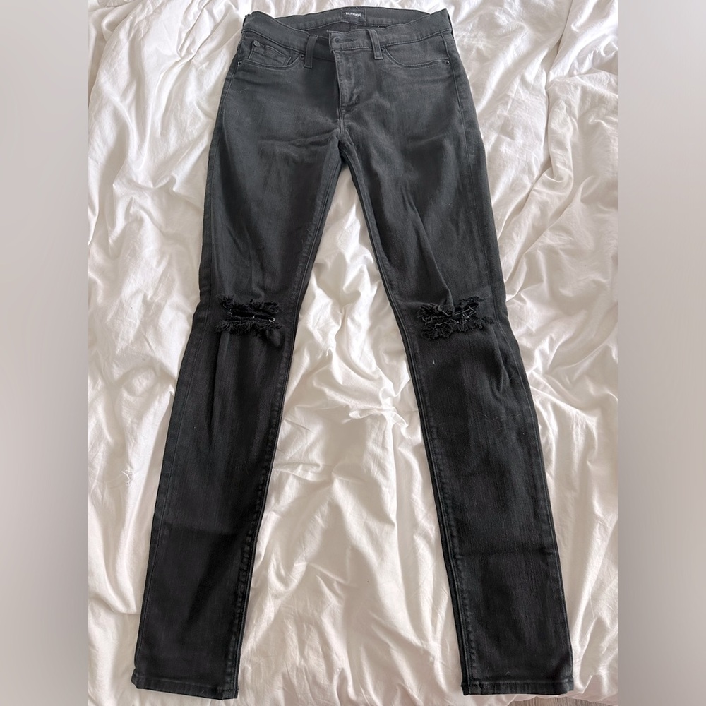 HUDSON Women’s Skinny Jean. Distressed at the knee. Size 28. Black.
